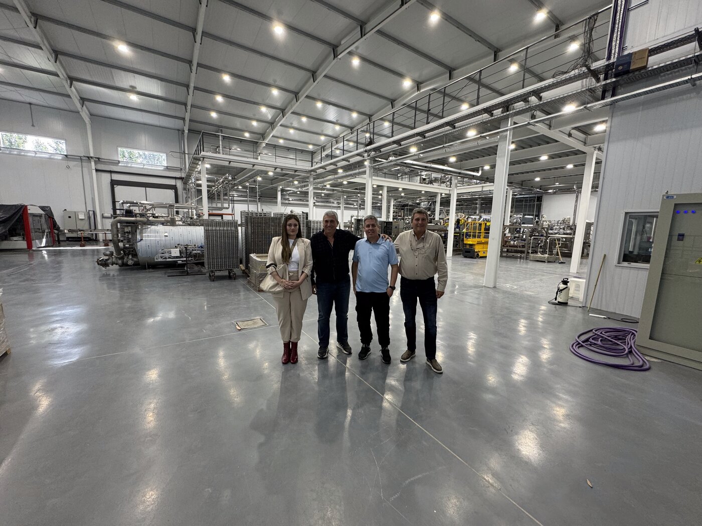 Dra. Mulki Nader junto al equipo de un cliente industrial durante visita a planta
