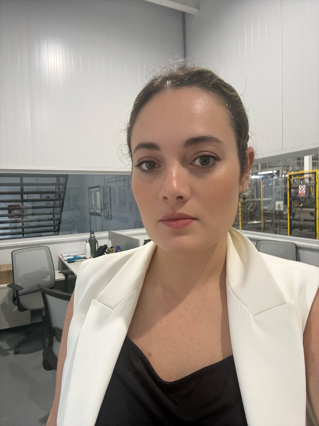 Dra. Mulki Nader en oficinas administrativas durante visita a planta de cliente industrial