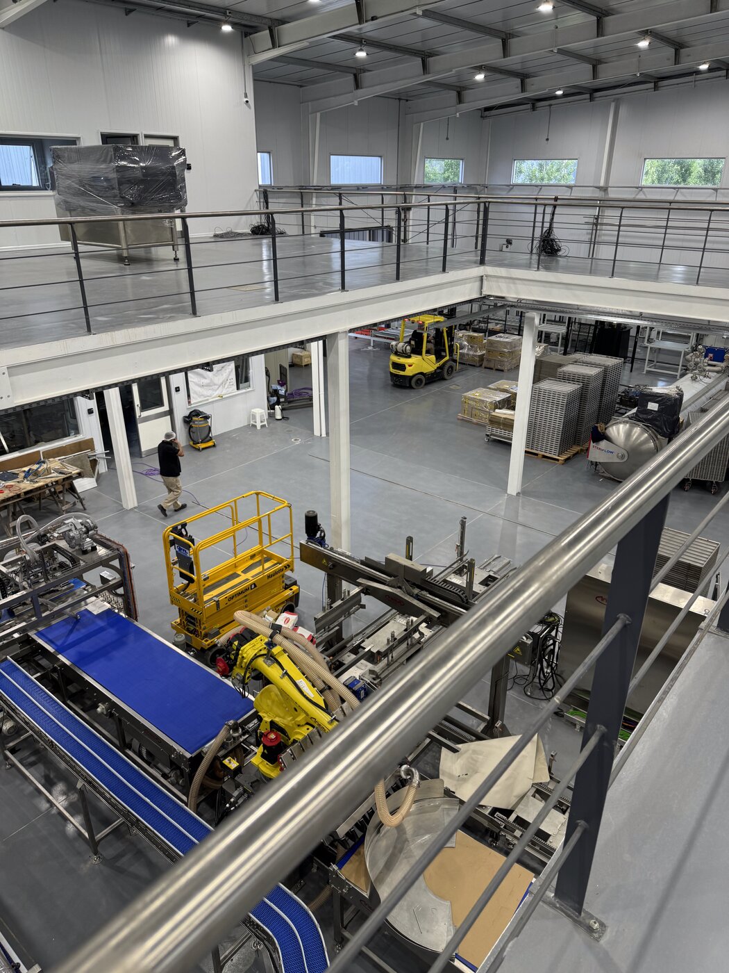 Vista interior de planta industrial de cliente del estudio Mulki Nader